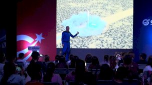 Türkiye'nin 3'üncü astronotu uzaya çıkardığı Bursaspor bayrağını teslim etti