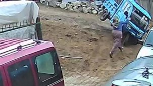 Üç tekerlekli motosiklet dengesi kaybolunca devrildi: Kaza anı kamerada