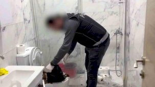 Uyuşturucu baskını film sahnelerini aratmadı: Klozete döktüler, saklamaya çalıştılar