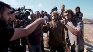 Yahudi teröristler zeytin toplayan Filistinlilere saldırdı