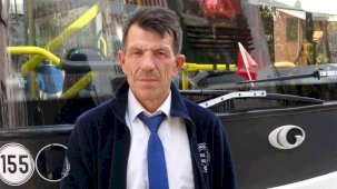 Yaralı köpeği kurtarmak için seferini yarıda bırakan halk otobüsü şoföründen insanlık dersi