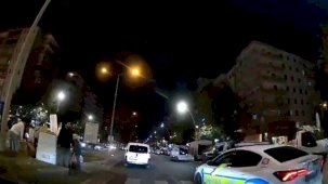 Yere düşen çocuğun hastaneye yetiştirilebilmesi için polis sıkışık trafiği açtı