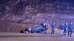 Yola düşen kayalardan kaçan otomobil takla attı: 2 yaralı