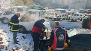 Yüksekova’da seyir halindeki otomobil yandı