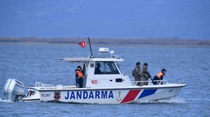 Yüzmek için göle girdi sahil güvenlik engel oldu