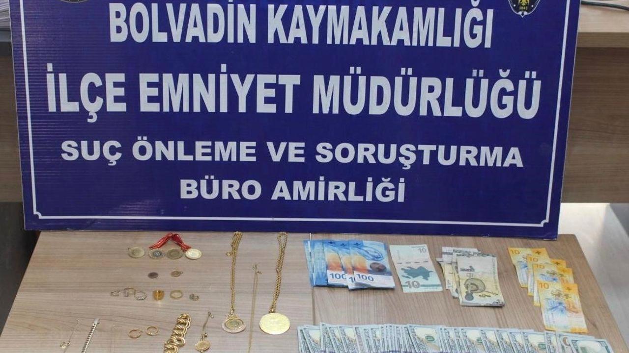 Ticari taksiyle geldikleri ilçede 2 milyon TL’lik dolandırıcılık yaptılar