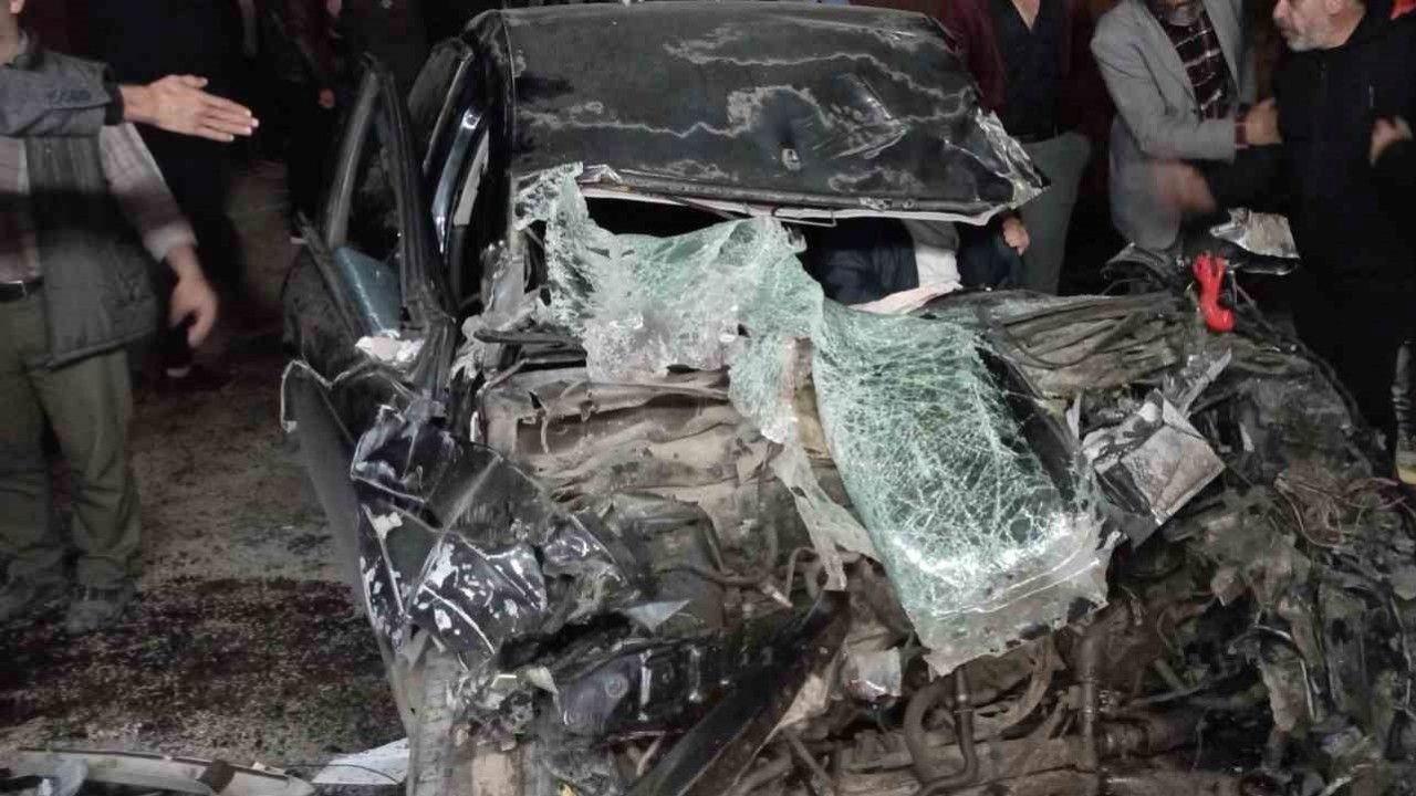 Tır dorsesine çarpan otomobil hurda yığınına döndü