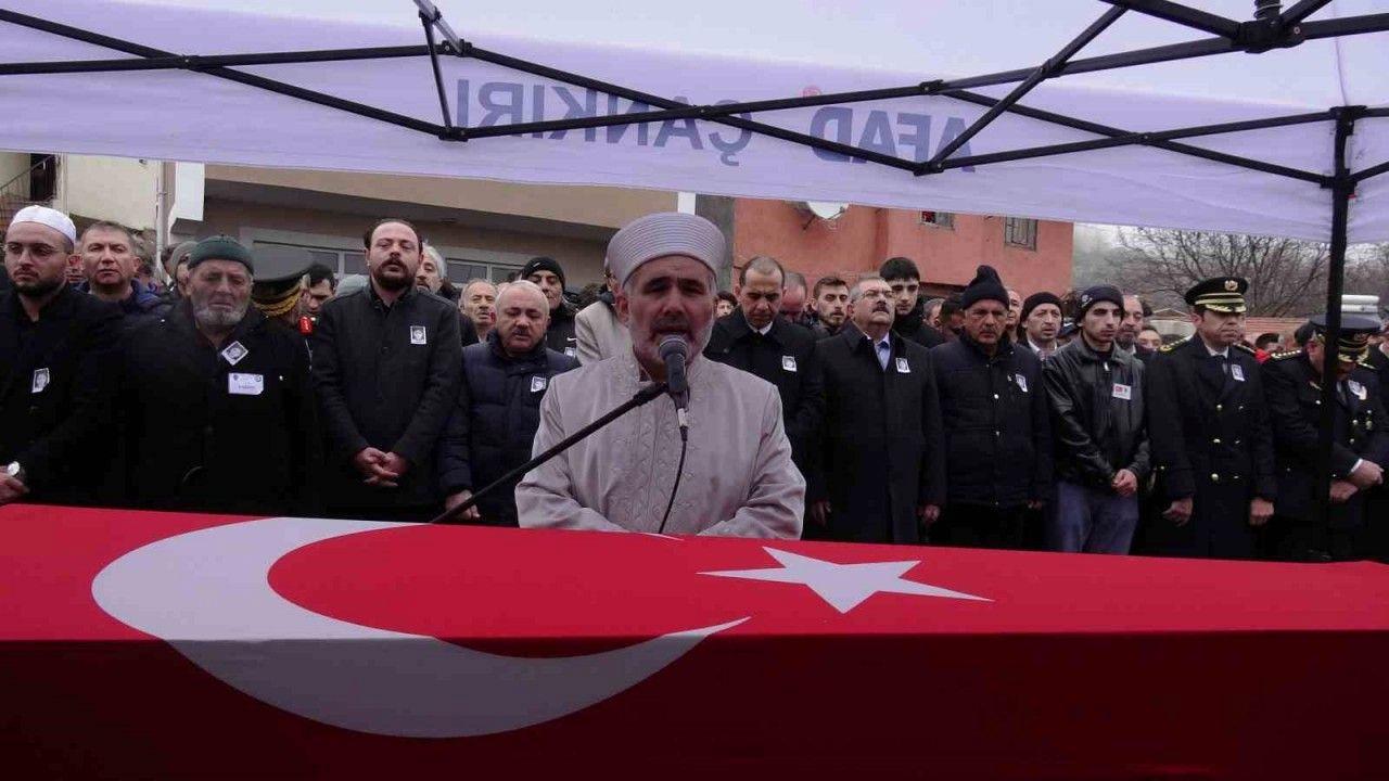 Trafik kazasında şehit düşen polis memuru toprağa verildi