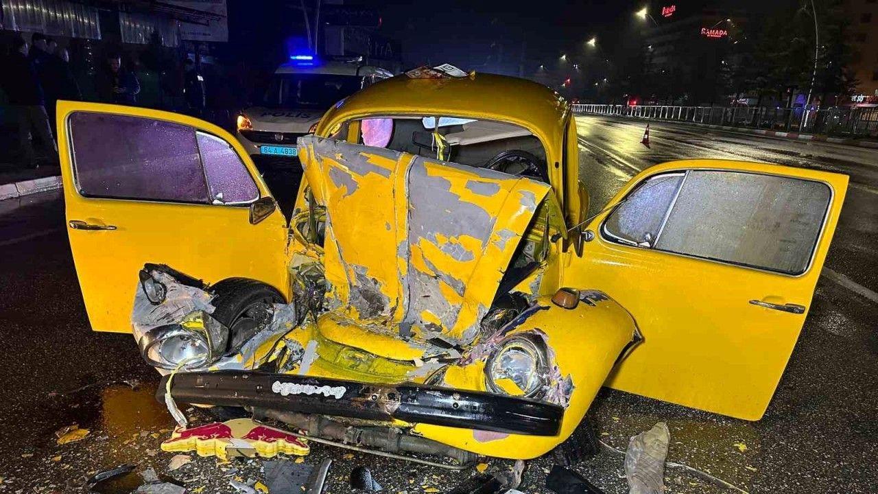 Uşak’ta otomobil ile otobüs çarpıştı: 1’i ağır 3 yaralı
