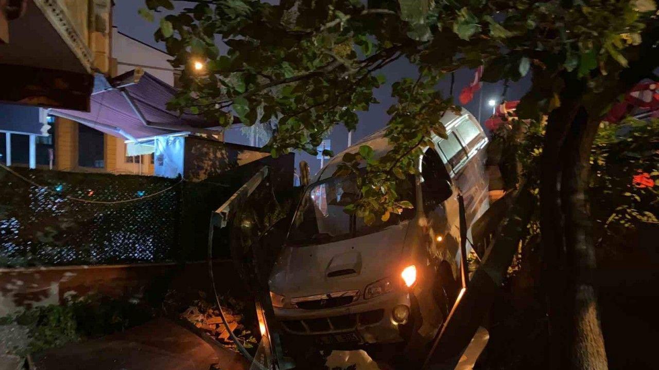 Virajı alamayan iki araç çarpıştı, panelvan evin bahçesine girdi: 1 yaralı