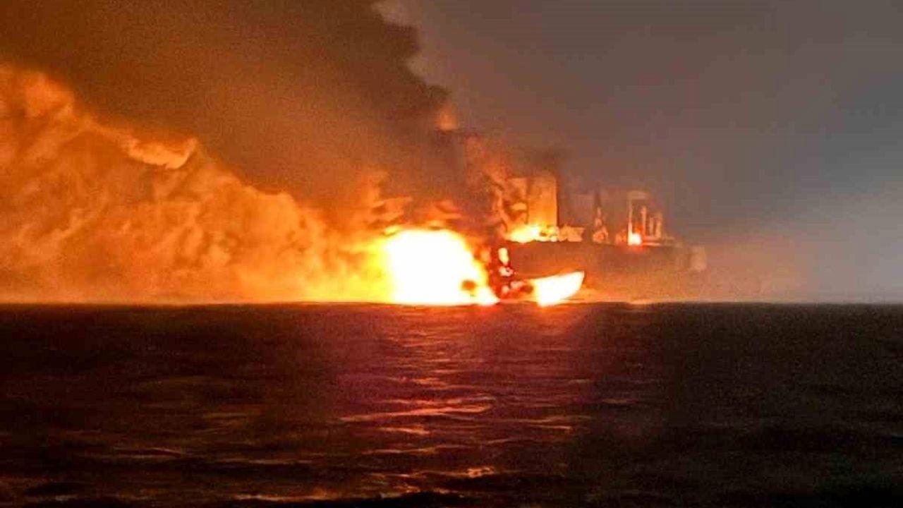 Yangın çıkan gemideki 25 kişi tahliye edildi: Yanan gemi görüntülendi