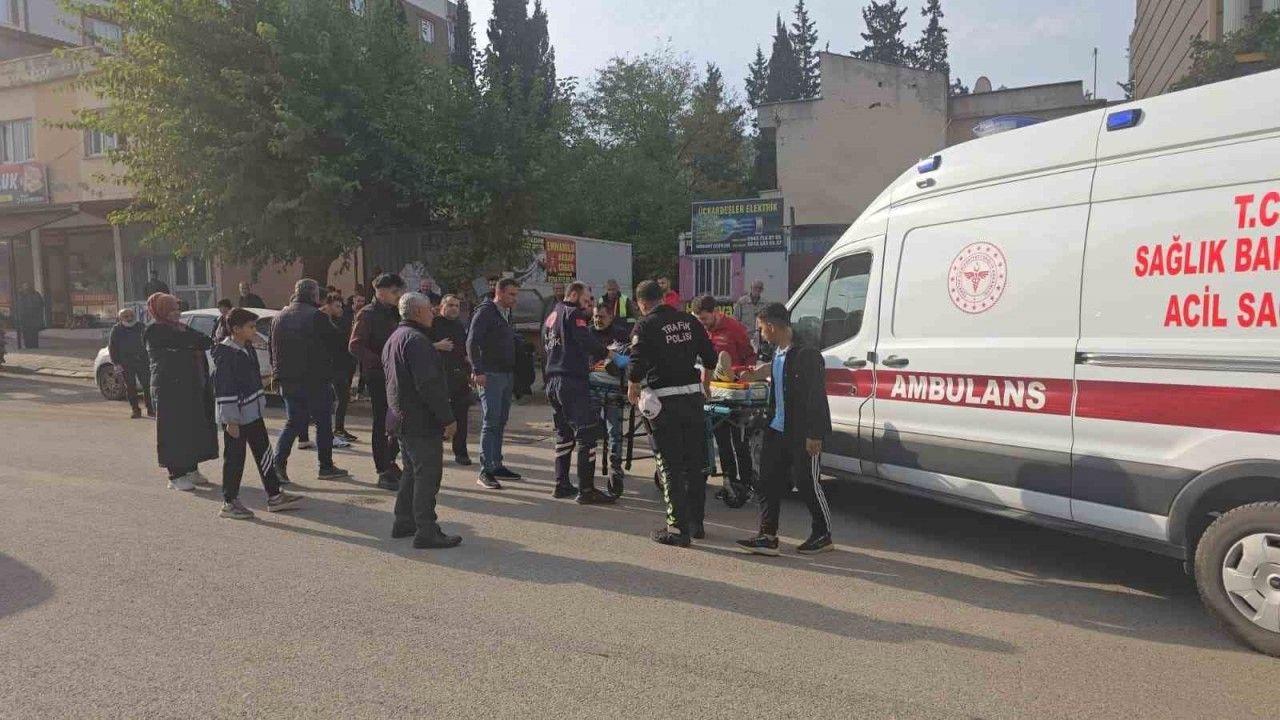 Yayaya yol veren minibüse çarpan motosikletli yaralandı