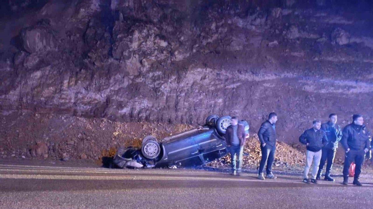 Yola düşen kayalardan kaçan otomobil takla attı: 2 yaralı