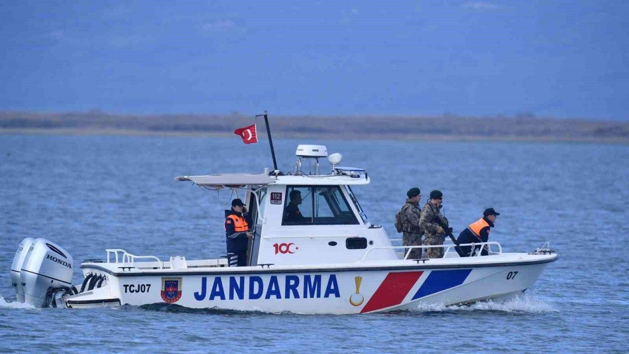 Yüzmek için göle girdi sahil güvenlik engel oldu