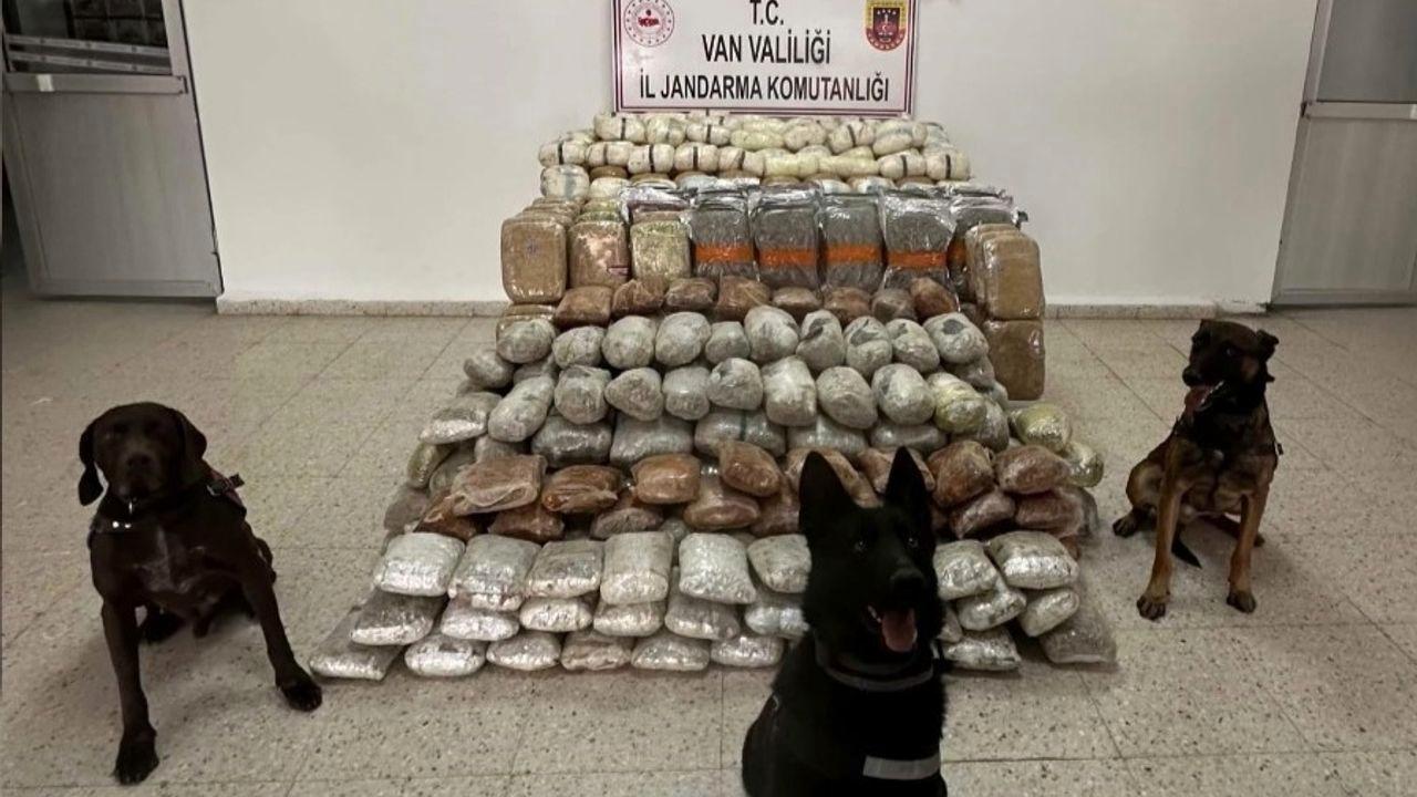Zehir tacirlerine geçit yok: Tır ve kümeste 324 kilo uyuşturucu ele geçirildi