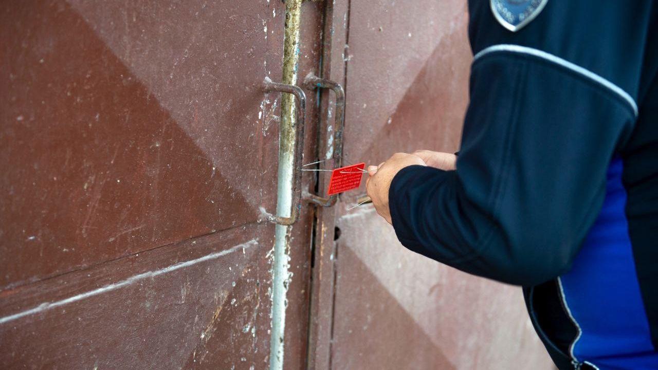 Adana’da depoda kokmuş 25 kasa tavuk ele geçirildi