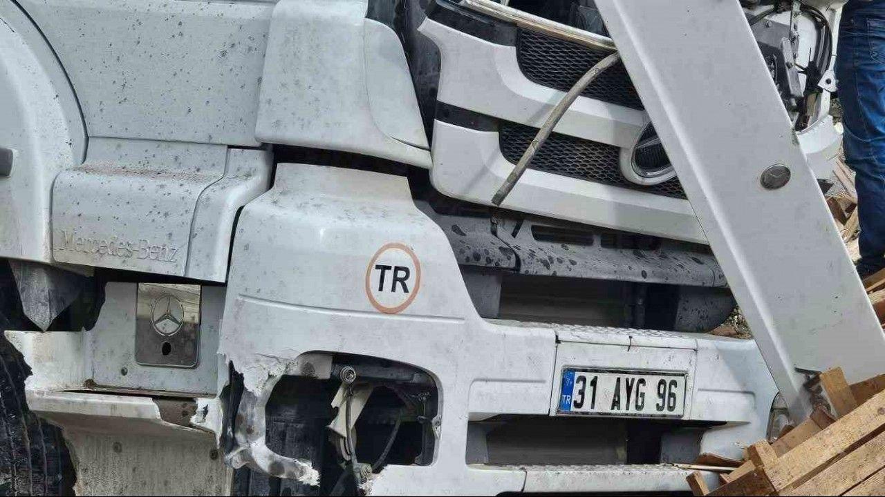 Adilcevaz’da tavuk eti yüklü tır kaza yaptı: Sürücü yaralandı, tavuklar çevreye dağıldı