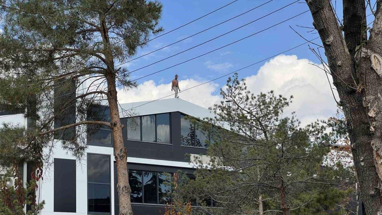 Alacağı için çatıya çıktı, yarı çıplak 3 saat ikna edilmeye çalışıldı