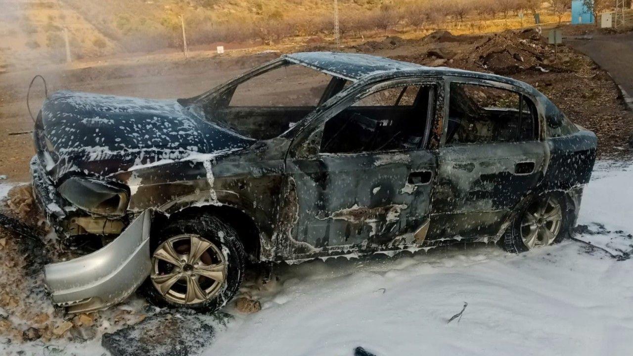 Alev alev yanan otomobil hurdaya döndü
