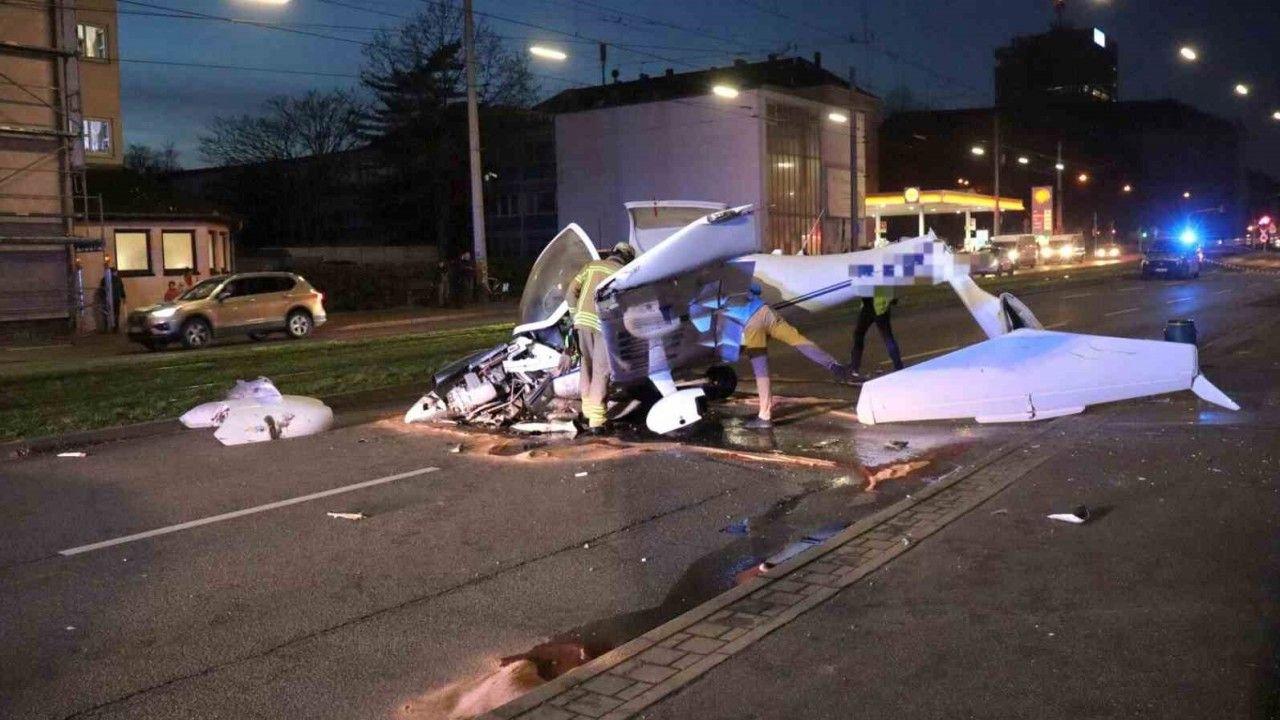 Almanya’da caddeye acil iniş yapan küçük uçak trafik levhasına çarptı: 3 yaralı