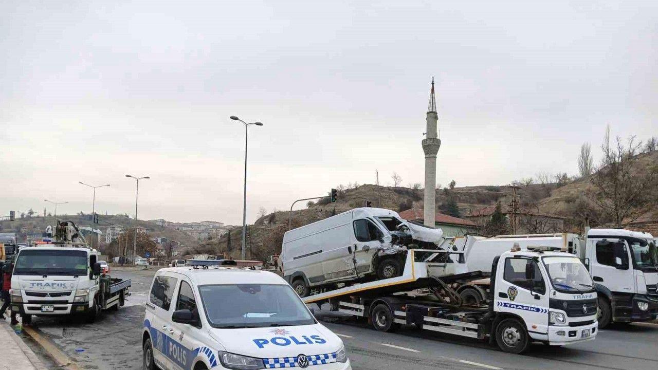 Ankara’da hafif ticari araç ile otomobil çarpıştı: 1 ölü, 3 yaralı