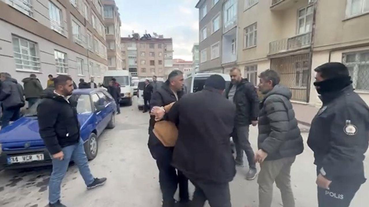 Aranan şahıs yakalanacağını anlayınca arkadaşlarıyla polise direndi