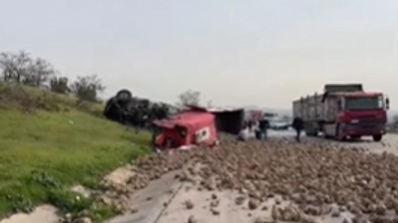 Bursa Çevre Yolu’nda şeker pancarı yüklü tır devrildi, yol savaş alanına döndü