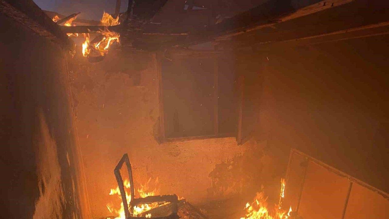 Bursa’da terk edilen evde çıkan yangın paniğe neden oldu