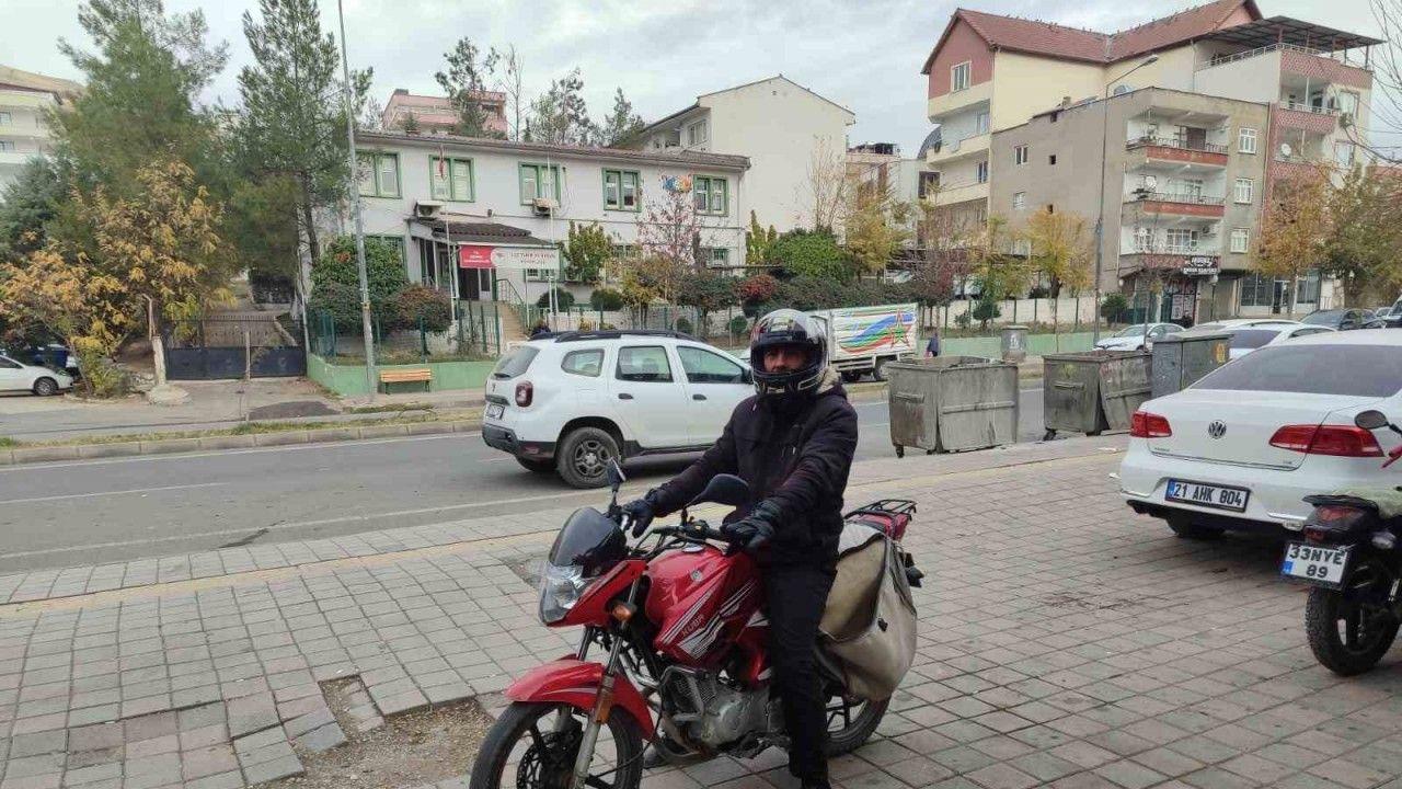 Ceza yedi, kaskı başına geçirerek motosiklet sürücülerine uyarıda bulundu