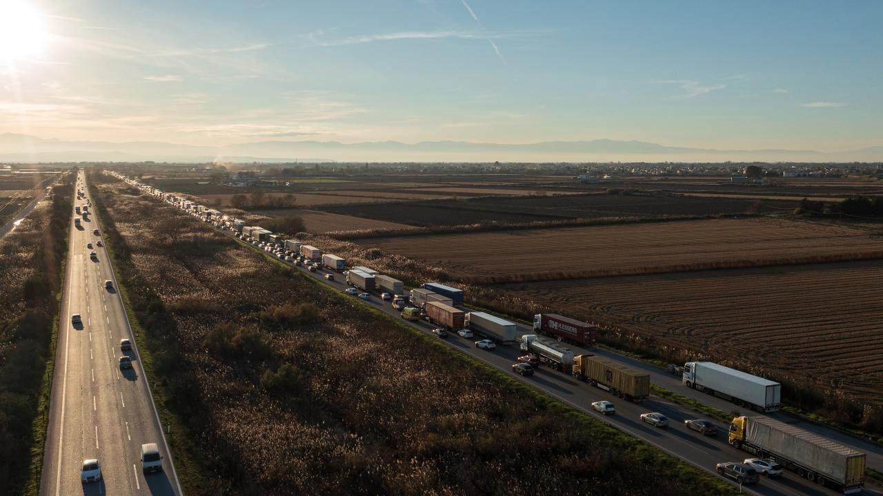 Çiftçiler Atina-Selanik yolunu trafiğe kapattı