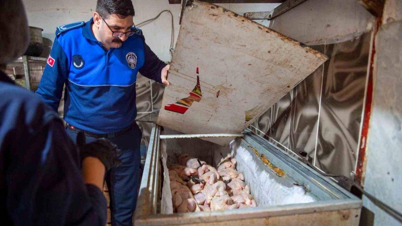 Dönerciden kurtlu salça ve turşu çıktı