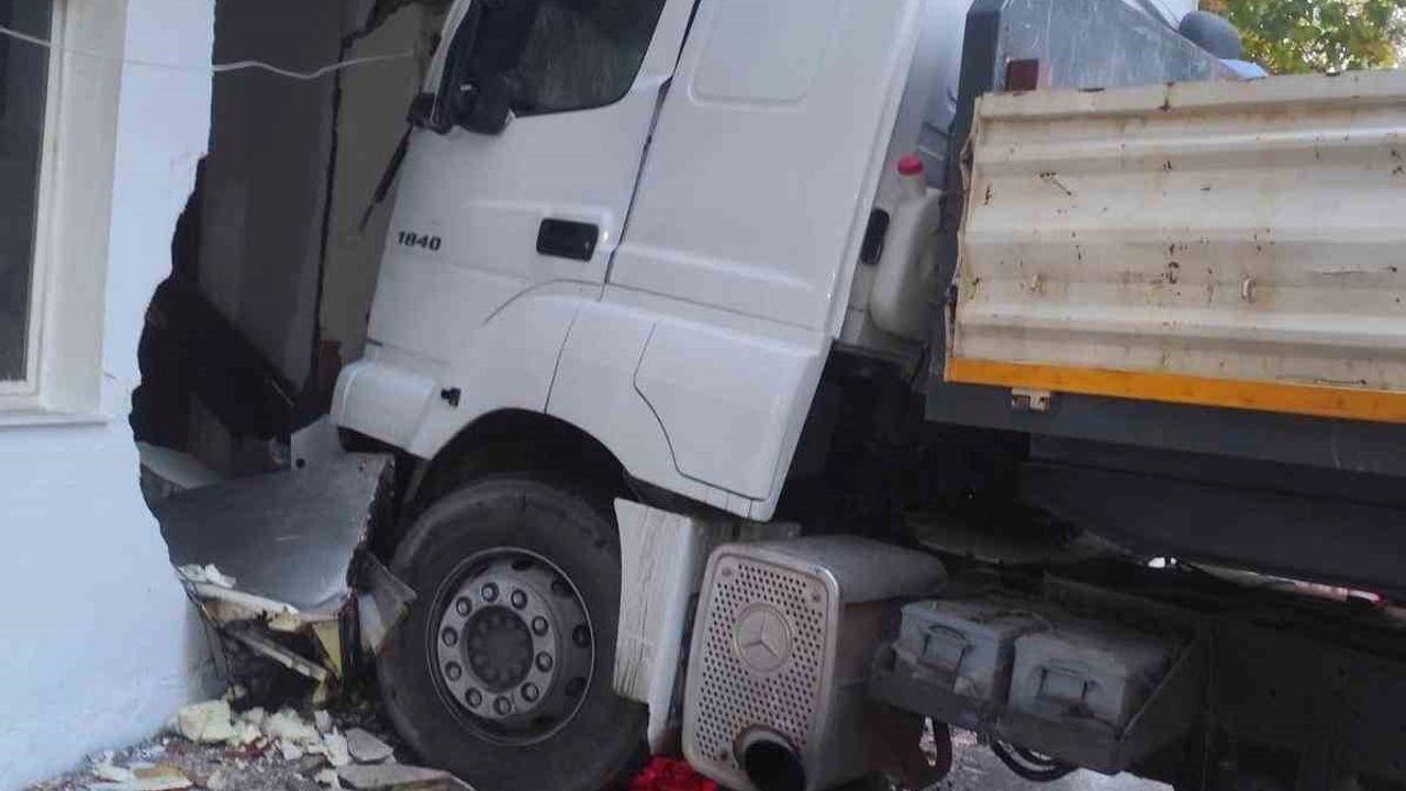 Freni boşalan tır, direk ve otomobile ardından fırına çarptı: 5 keçi telef oldu