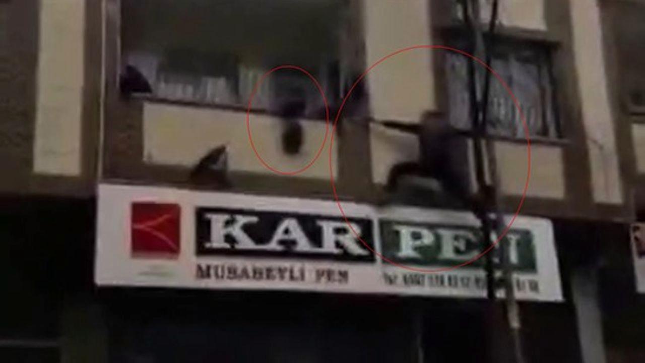 Gaziantep’te yürekleri ağza getiren an: Balkonda asılı kalan çocuğu kurtardı