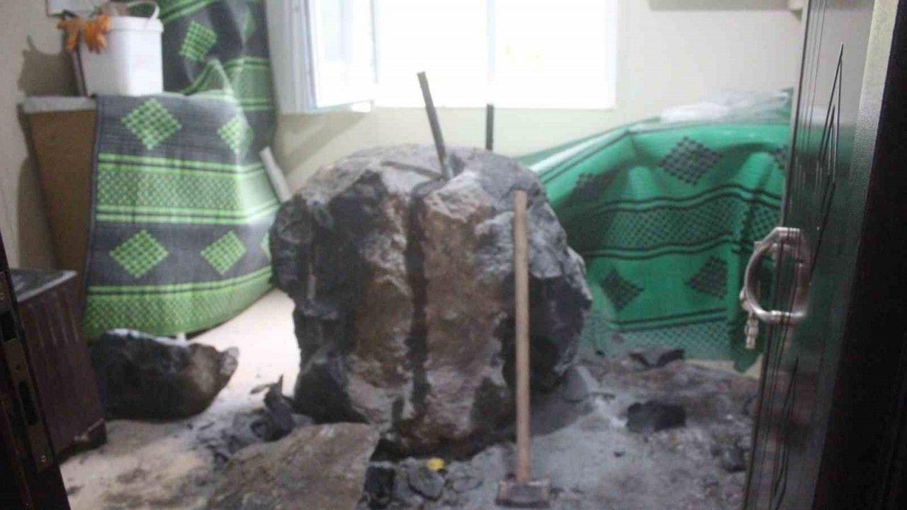Giresun’da riskli bölgedeki kayalar kaldırılırken kopan kaya parçası evin içerisine girdi