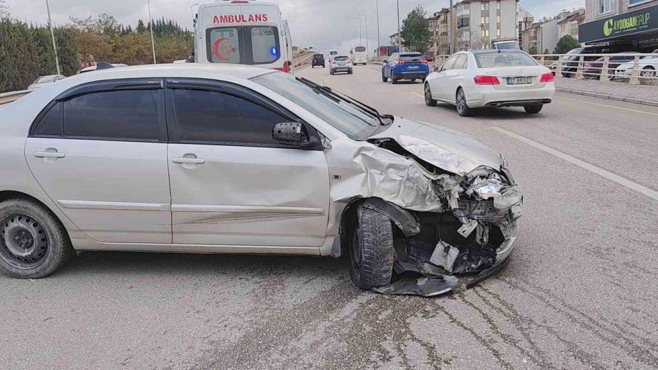 İki otomobilin çarpıştığı kaza anı kamerada: 1 yaralı