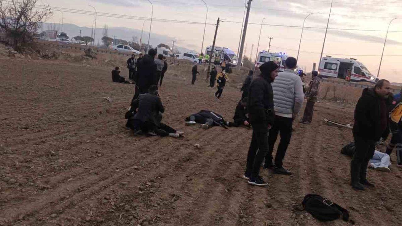 Kamyonet ile midibüs çarpıştı: 17 yaralı