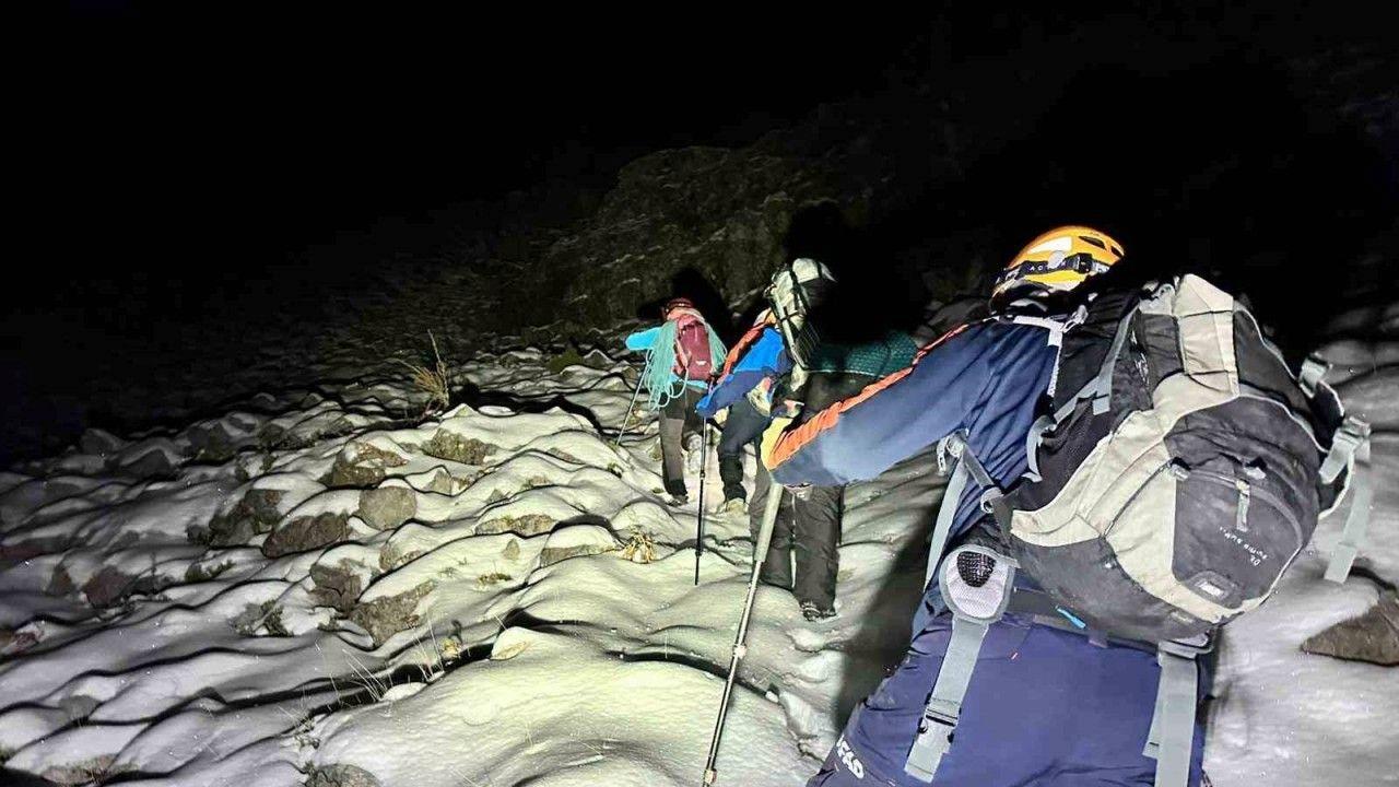 Karla kaplı dağa tırmanıp mahsur kalan 3 arkadaş kurtarıldı
