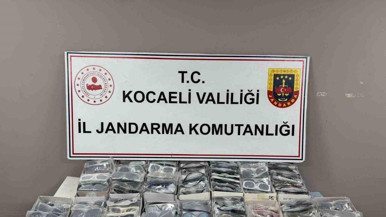 Kocaeli’de 2,6 milyon TL’lik kaçak gözlük ve tütün operasyonu