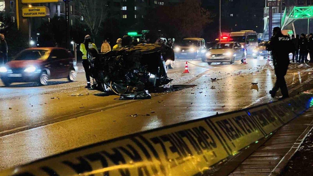 Kontrolden çıkıp ağaca çarpan otomobil alev aldı: 1’i ağır 2 yaralı