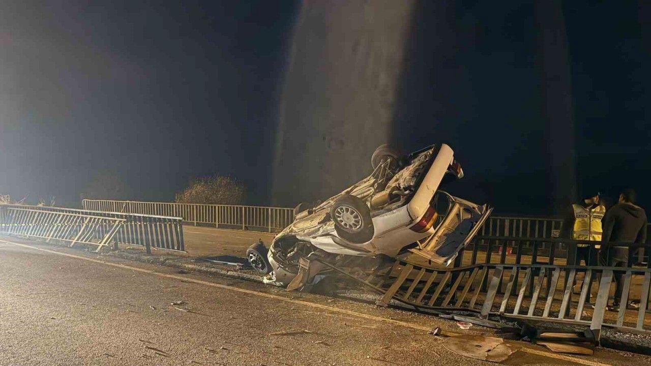 Köprü demirlerine çarpan araç hurdaya döndü: 1 ölü, 3 yaralı