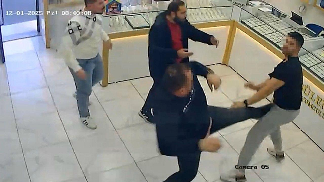 Kuyumcuların ’müşteri’ kavgası kamerada