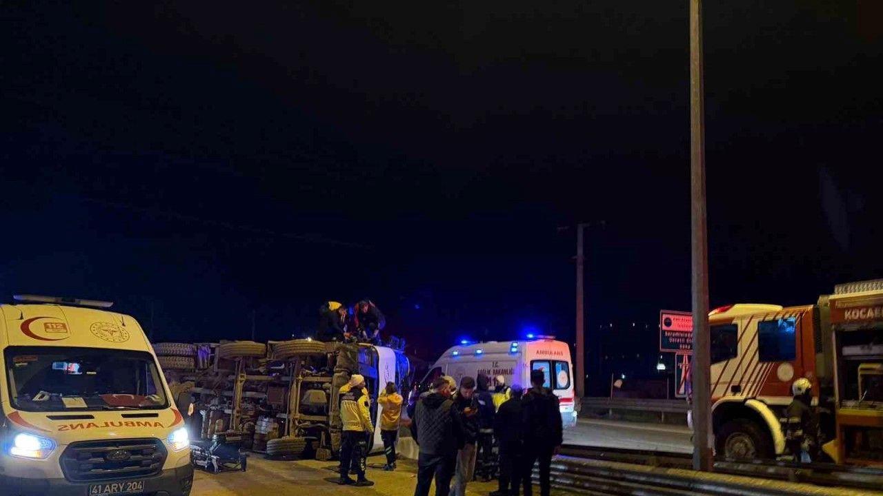 Kuzey Marmara Otoyolu girişinde beton mikseri devrildi: 2 yaralı
