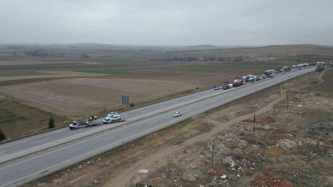 Maddi hasarlı kaza kara yolunu tek yönlü ulaşıma kapattı