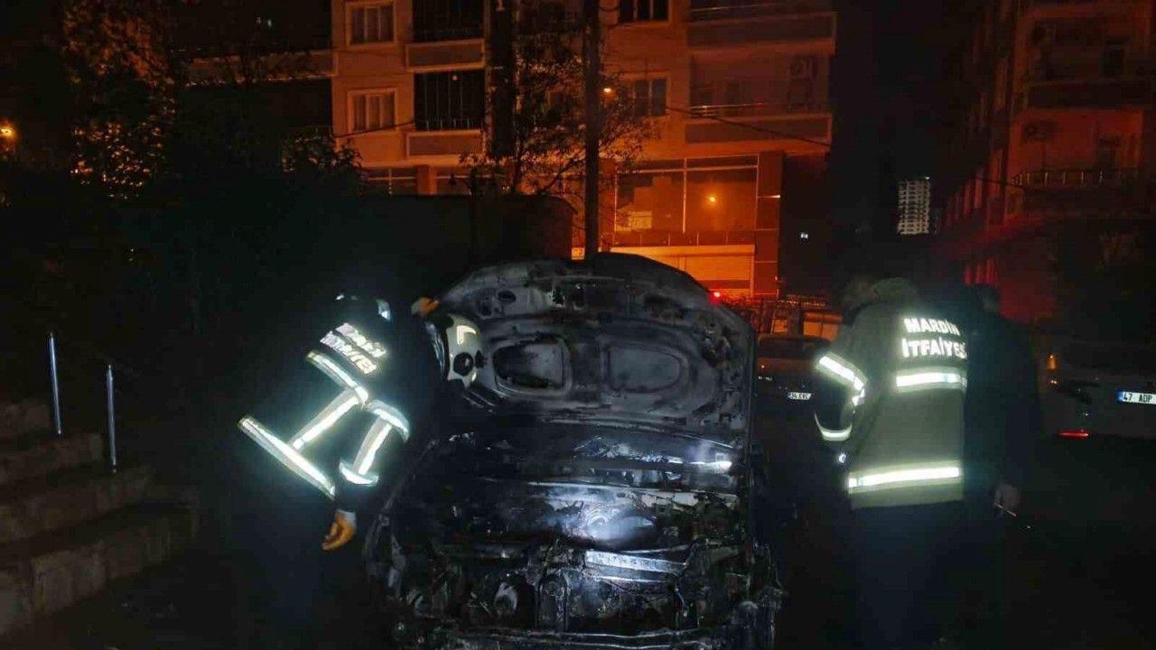 Mardin’de park halindeki otomobilde çıkan yangın söndürüldü