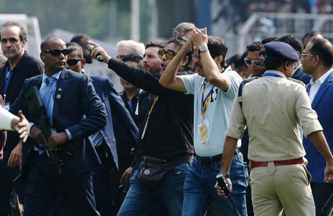 Messi, Hindistan da ölümden döndü! Binlerce kişi sahaya indi, canını zor kurtardı 2