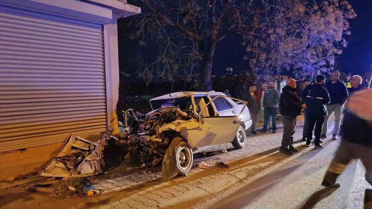 Otomobil konteynere, kamyonete ve evin duvarına çarptı: 1 ölü, 1 yaralı