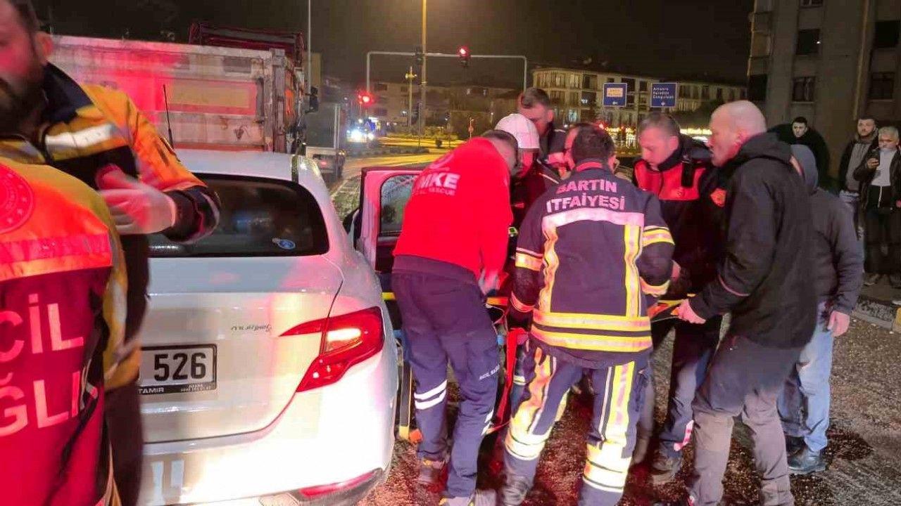 Otomobil tırın dorsesine saplandı:1 yaralı