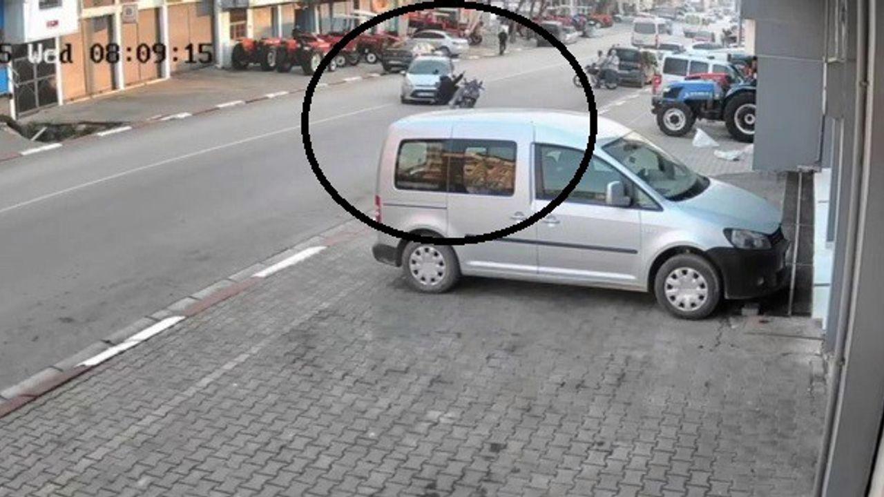 Otomobille çarpışan motosikletteki 2 kişi metrelerce savruldu
