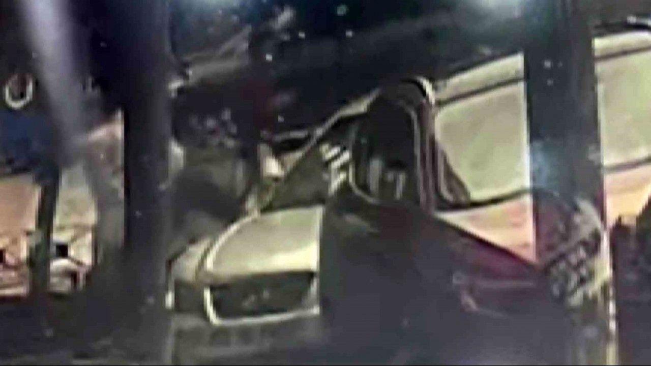 Park halindeki otomobilin dikiz aynasını tekme atıp kırdı
