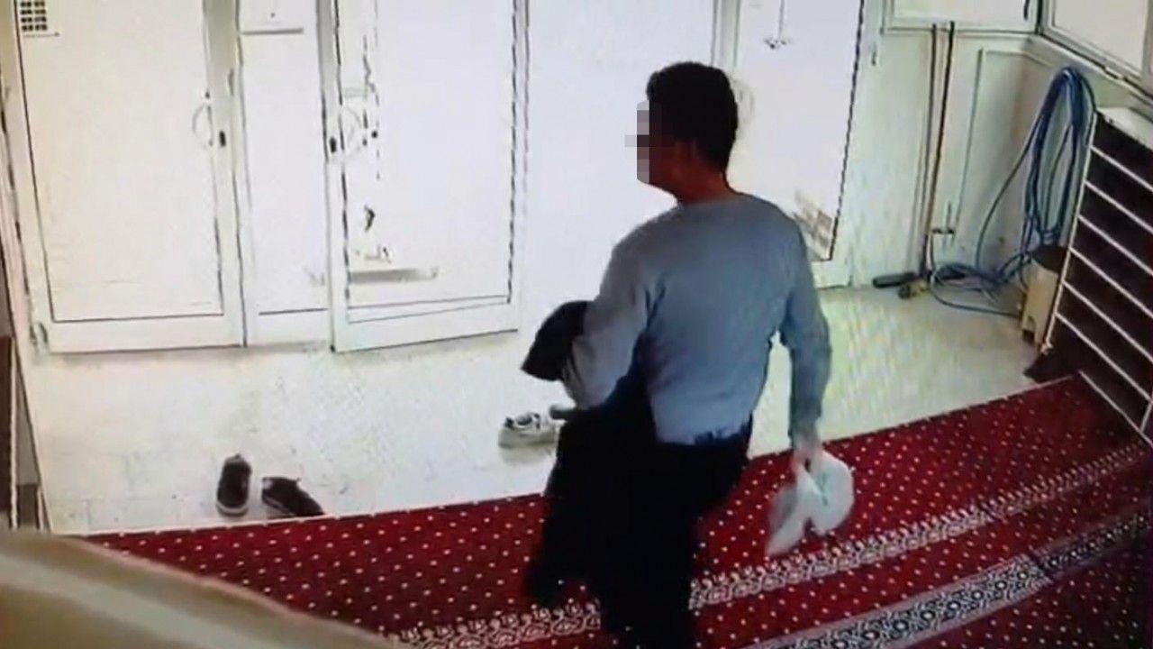 Şanlıurfa’da camide ayakkabı ve mont hırsızlığı kamerada